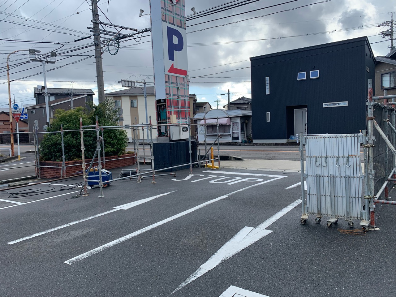 清須市 某パチンコ店解体工事用仮囲い組み立て😃
